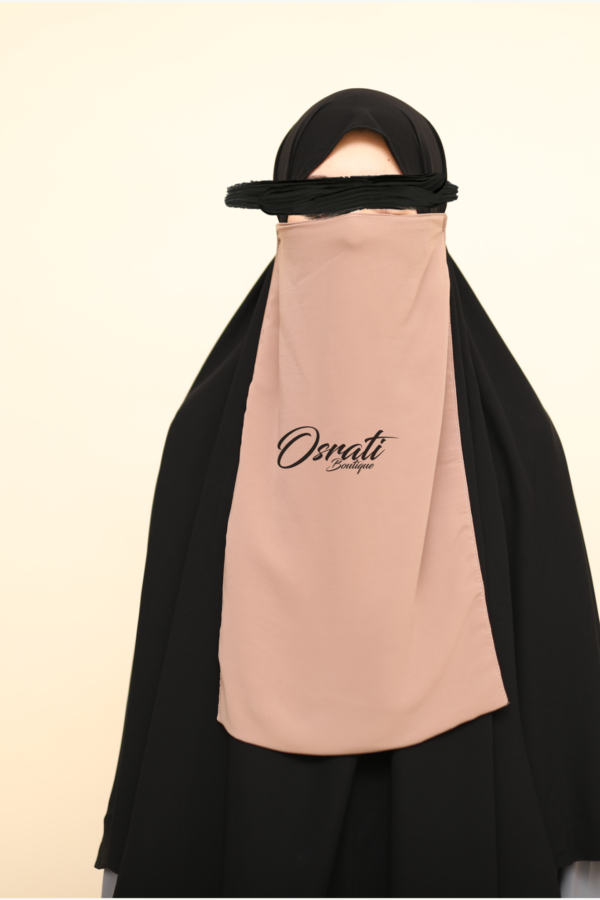 Ontdek de Lithaam Taupe bij Osrati Boutique. Een elegante en verfijnde taupekleurige Lithaam, perfect voor een chique en bescheiden uitstraling.
