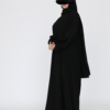 Ontdek de Basic Heup Zwart bij Osrati Boutique. Een elegante zwarte heup khimaar, perfect voor een stijlvolle en bescheiden uitstraling.
