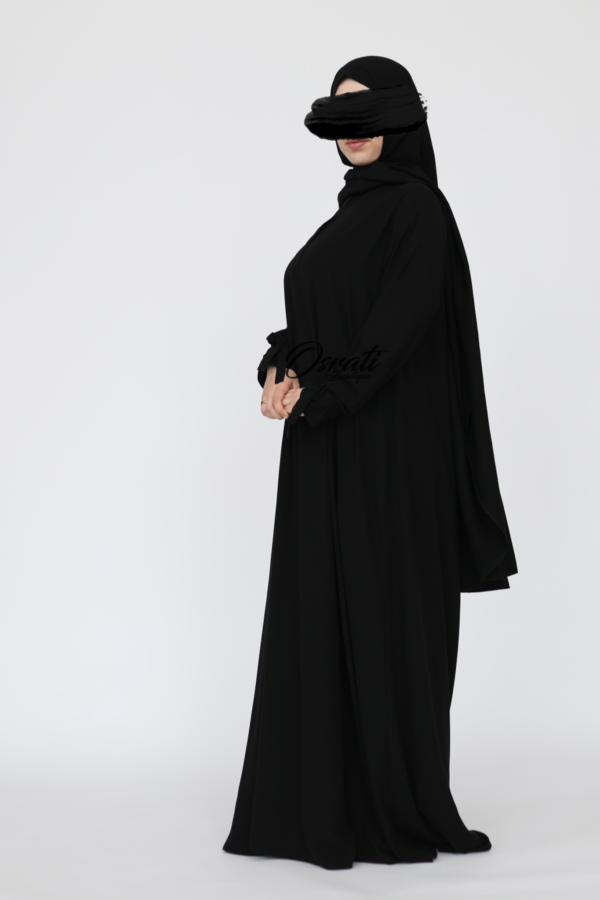 Ontdek de Basic Heup Zwart bij Osrati Boutique. Een elegante zwarte heup khimaar, perfect voor een stijlvolle en bescheiden uitstraling.