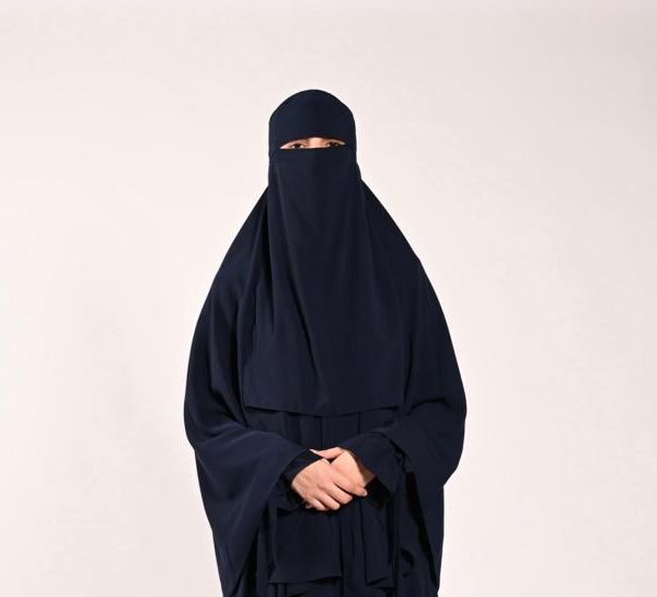 Ontdek de Tie Back Niqaab Navy bij Osrati Boutique. Een elegante en comfortabele navy niqaab met een tie-back design, perfect voor een bescheiden en stijlvolle uitstraling.
