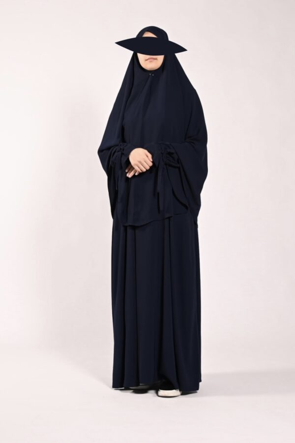 Ontdek de Basic Heup Navy bij Osrati Boutique. Een elegante navy heup khimaar, perfect voor een bescheiden en stijlvolle uitstraling.