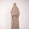 Ontdek de Tie Back Niqaab Taupe bij Osrati Boutique. Een elegante taupekleurige niqaab met een praktisch tie-back ontwerp, perfect voor een bescheiden en stijlvolle look.