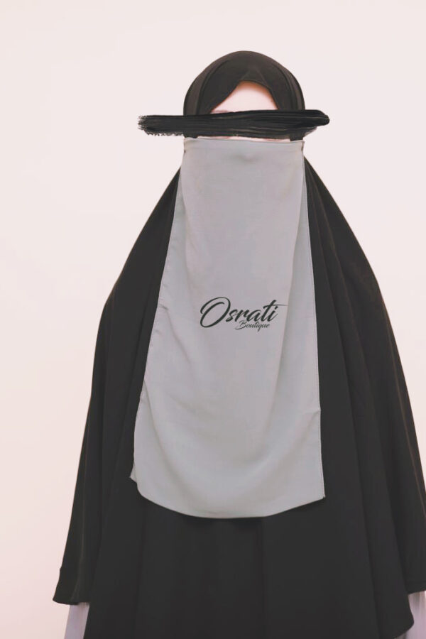 Ontdek de Lithaam Grijs bij Osrati Boutique. Een stijlvolle en comfortabele grijze Lithaam, ideaal voor een elegante en modieuze uitstraling.