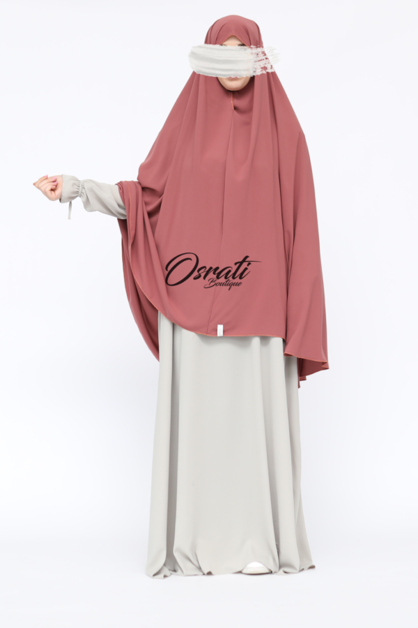 Ontdek de Basic Heup Terracotta bij Osrati Boutique. Een stijlvolle terracotta heup khimaar, perfect voor een elegante en bescheiden uitstraling.