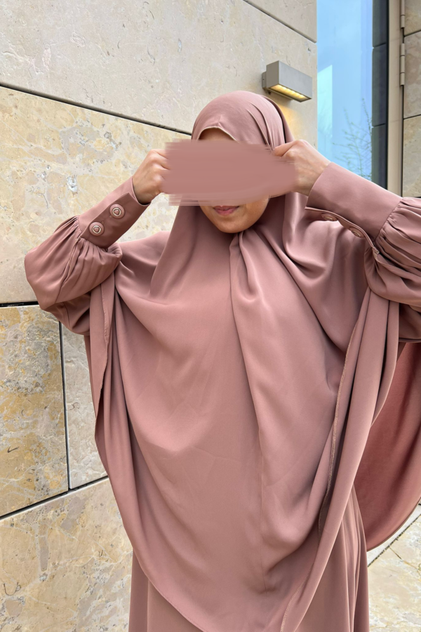 Ontdek de Basic Heup Blush bij Osrati Boutique. Een elegante blush kleurige heup khimaar, perfect voor een bescheiden en stijlvolle uitstraling.