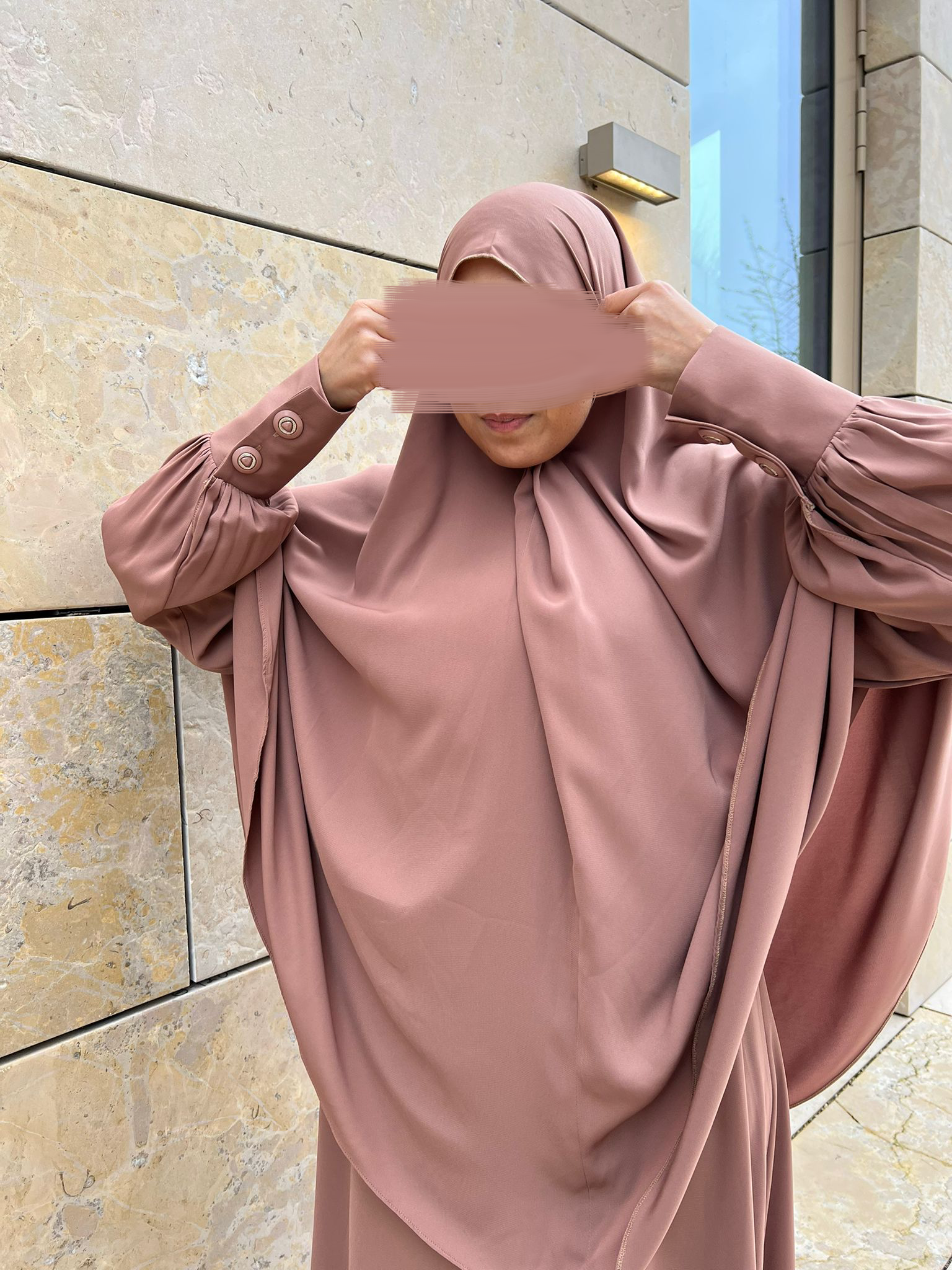 Ontdek de Basic Heup Blush bij Osrati Boutique. Een elegante blush kleurige heup khimaar, perfect voor een bescheiden en stijlvolle uitstraling.