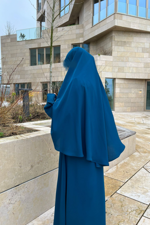 Ontdek de Basic Heup Khimaar Teal Blue bij Osrati Boutique. Een stijlvolle en comfortabele heup khimaar in een trendy tealblauwe kleur, perfect voor elke gelegenheid