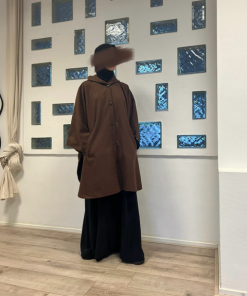 Ontdek de Warme Poncho Brown bij Osrati Boutique. Een stijlvolle en comfortabele bruine poncho, perfect voor koude dagen en casual looks.