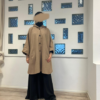 Ontdek de Warme Poncho Taupe bij Osrati Boutique. Een stijlvolle en comfortabele taupekleurige poncho, perfect voor een casual look in de koude maanden.