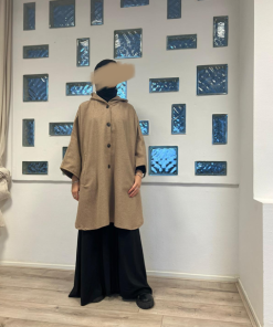 Ontdek de Warme Poncho Taupe bij Osrati Boutique. Een stijlvolle en comfortabele taupekleurige poncho, perfect voor een casual look in de koude maanden.