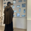 Ontdek de Hooded Cape Olijfbruin bij Osrati Boutique. Een stijlvolle en comfortabele olijfbruine cape met een capuchon, ideaal voor een elegante look tijdens de koudere maanden.