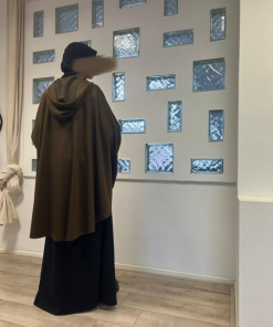 Ontdek de Hooded Cape Olijfbruin bij Osrati Boutique. Een stijlvolle en comfortabele olijfbruine cape met een capuchon, ideaal voor een elegante look tijdens de koudere maanden.