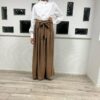 Ontdek de Maxi Rok met Strik Peanut bij Osrati Boutique. Een elegante en comfortabele maxi rok in een warme, nootachtige kleur met een verfijnde strik.