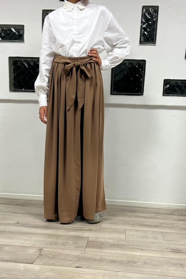 Ontdek de Maxi Rok met Strik Peanut bij Osrati Boutique. Een elegante en comfortabele maxi rok in een warme, nootachtige kleur met een verfijnde strik.