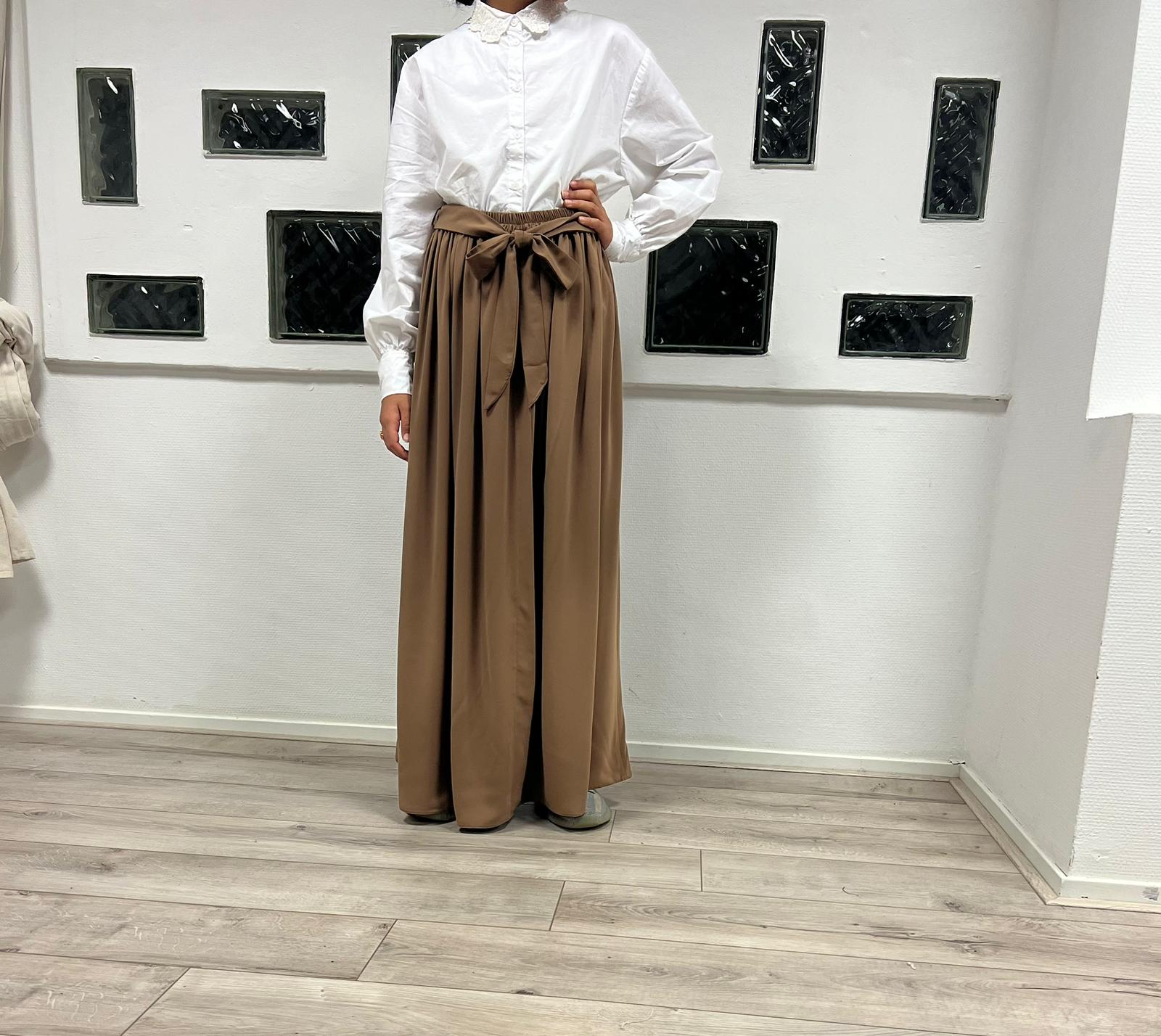 Ontdek de Maxi Rok met Strik Peanut bij Osrati Boutique. Een elegante en comfortabele maxi rok in een warme, nootachtige kleur met een verfijnde strik.