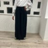 Ontdek de Maxi Rok met Strik Zwart bij Osrati Boutique. Een elegante zwarte maxi rok met een verfijnde strik, perfect voor zowel casual als chique gelegenheden.