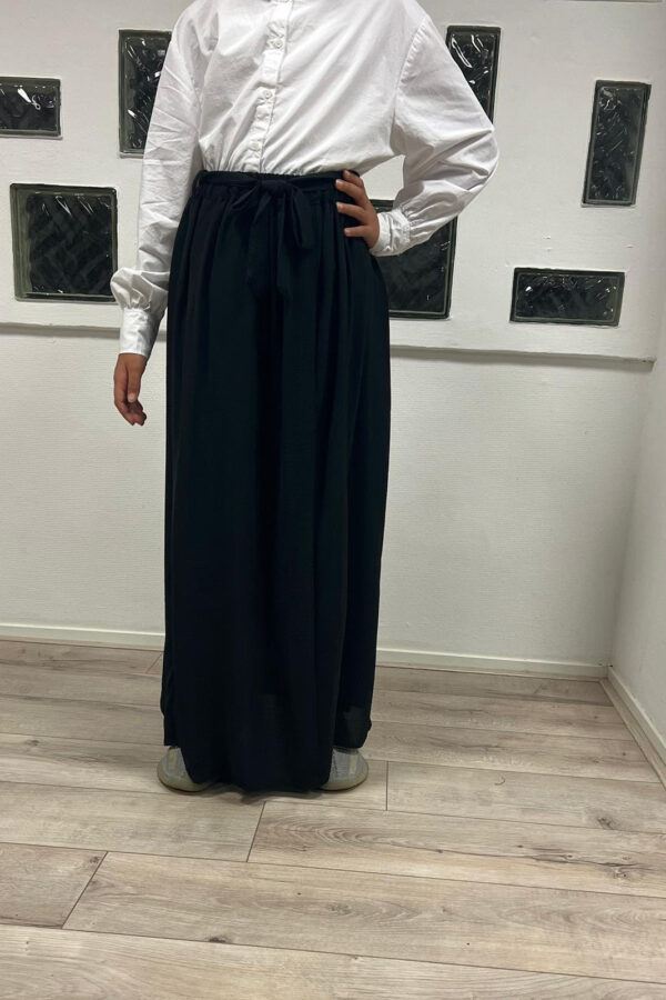 Ontdek de Maxi Rok met Strik Zwart bij Osrati Boutique. Een elegante zwarte maxi rok met een verfijnde strik, perfect voor zowel casual als chique gelegenheden.