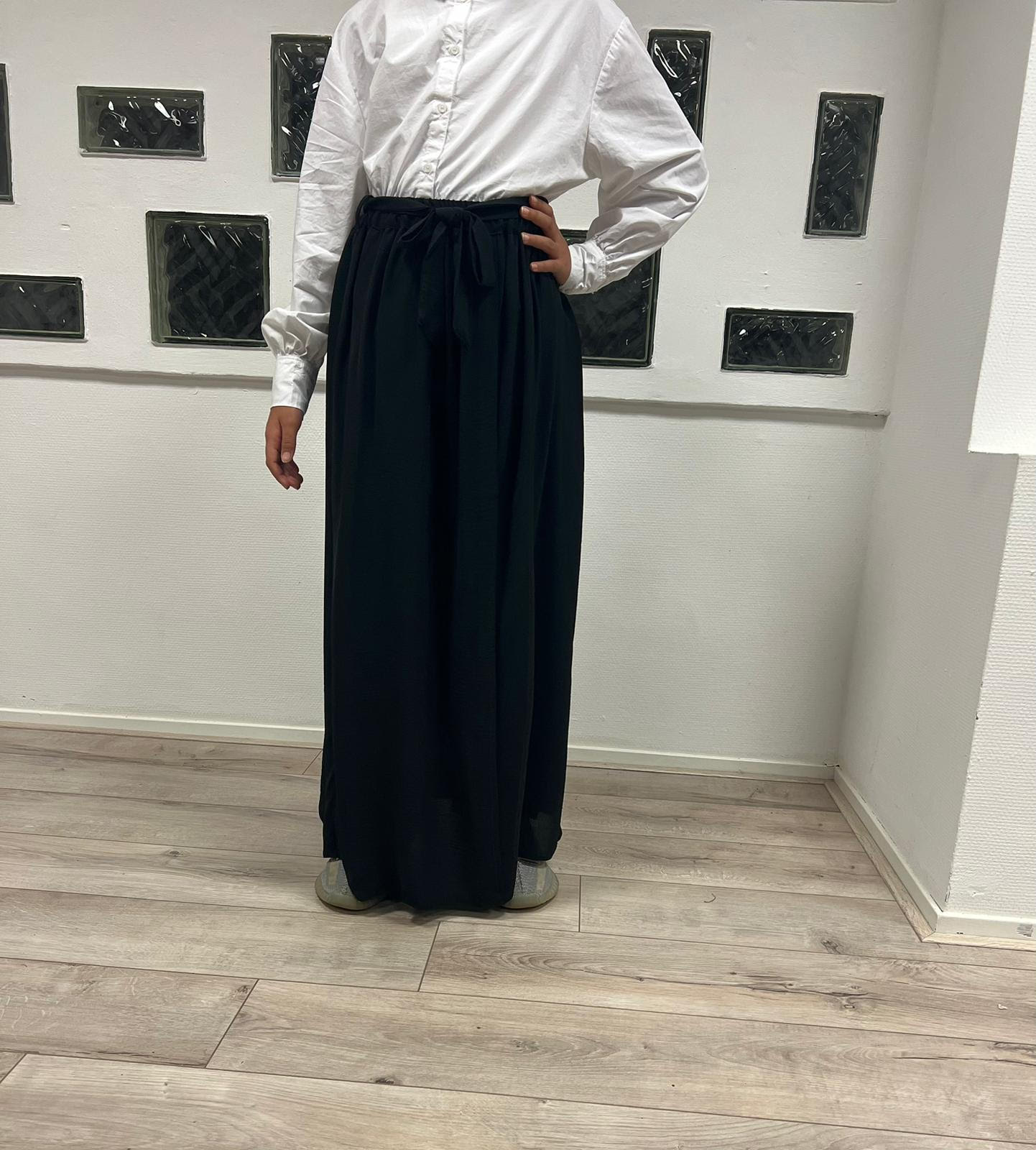 Ontdek de Maxi Rok met Strik Zwart bij Osrati Boutique. Een elegante zwarte maxi rok met een verfijnde strik, perfect voor zowel casual als chique gelegenheden.