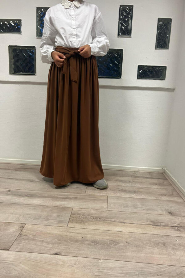 Ontdek de Maxi Rok met Strik Caramel bij Osrati Boutique. Een stijlvolle en verfijnde caramelkleurige maxi rok met een strik, perfect voor zowel casual als formele gelegenheden.
