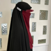 Ontdek de Lithaam in Bordeaux bij Osrati Boutique. Stijlvolle en comfortabele gezichtsbedekking in een diepe, warme bordeauxrode tint.