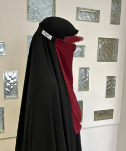 Ontdek de Lithaam in Bordeaux bij Osrati Boutique. Stijlvolle en comfortabele gezichtsbedekking in een diepe, warme bordeauxrode tint.