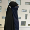 Ontdek de Lithaam in Navy bij Osrati Boutique. Stijlvolle en comfortabele gezichtsbedekking in een klassieke donkerblauwe tint.